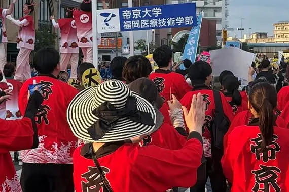 [Hợp tác Xã hội – Cộng đồng] Sôi động mùa hè: Sinh viên Khoa Kỹ thuật Y tế Fukuoka hòa mình vào Lễ hội Omuta Daijayama
