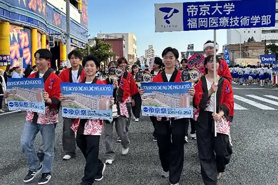 [Hợp tác Xã hội – Cộng đồng] Sôi động mùa hè: Sinh viên Khoa Kỹ thuật Y tế Fukuoka hòa mình vào Lễ hội Omuta Daijayama