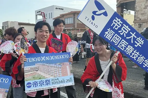 [Hợp tác Xã hội – Cộng đồng] Sôi động mùa hè: Sinh viên Khoa Kỹ thuật Y tế Fukuoka hòa mình vào Lễ hội Omuta Daijayama
