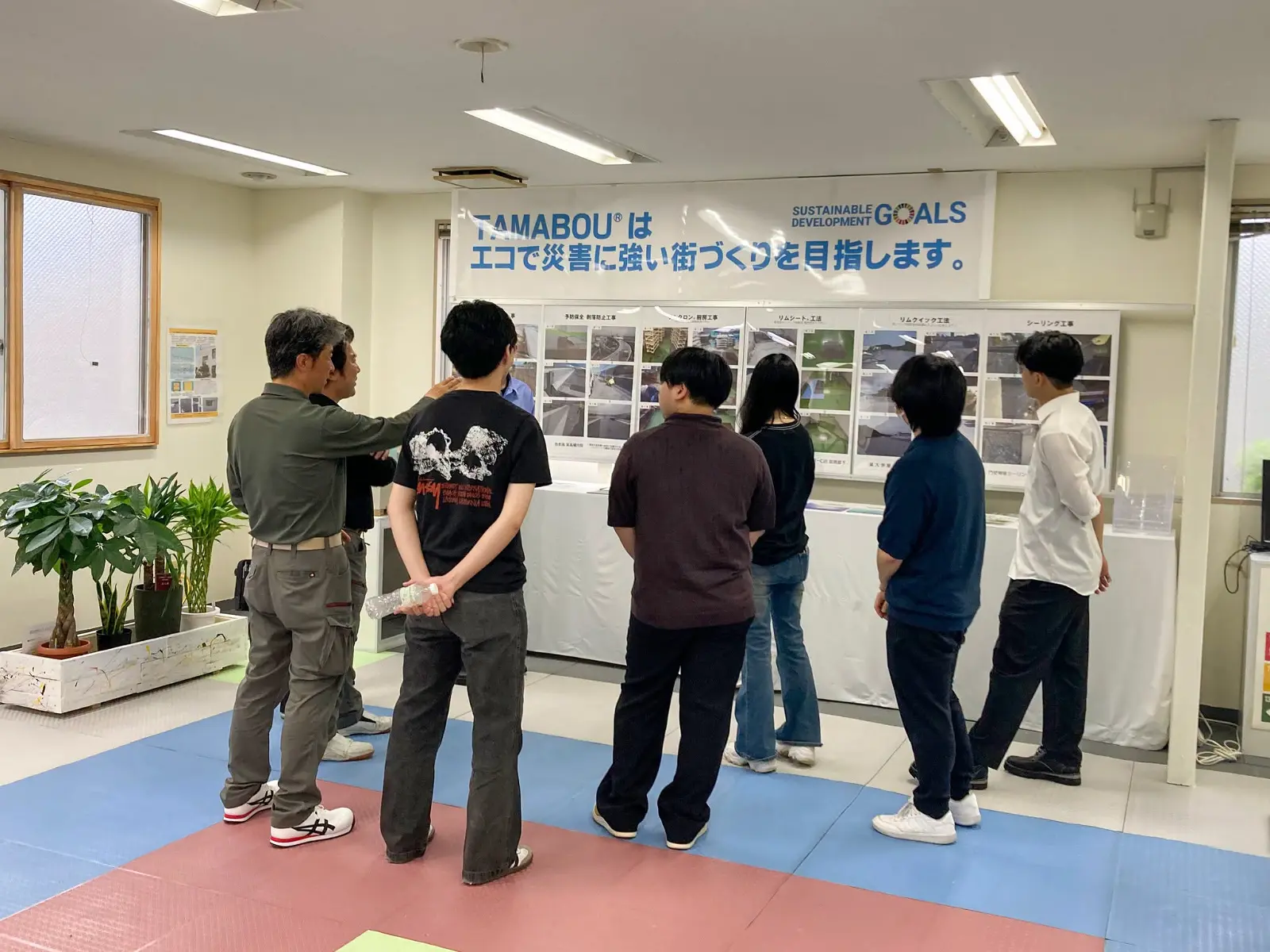 Sinh viên Đại học Teikyo khám phá mô hình phòng chống thiên tai và SDGs tại doanh nghiệp địa phương