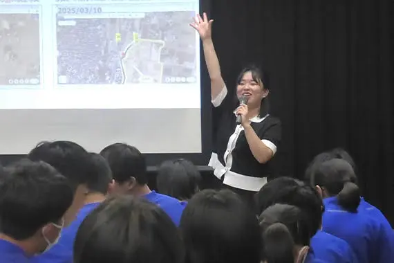 Sinh viên cao học chuyên ngành Chính sách Kinh tế Khu vực đứng lớp chuyên đề “Phòng chống thiên tai” cho học sinh THCS