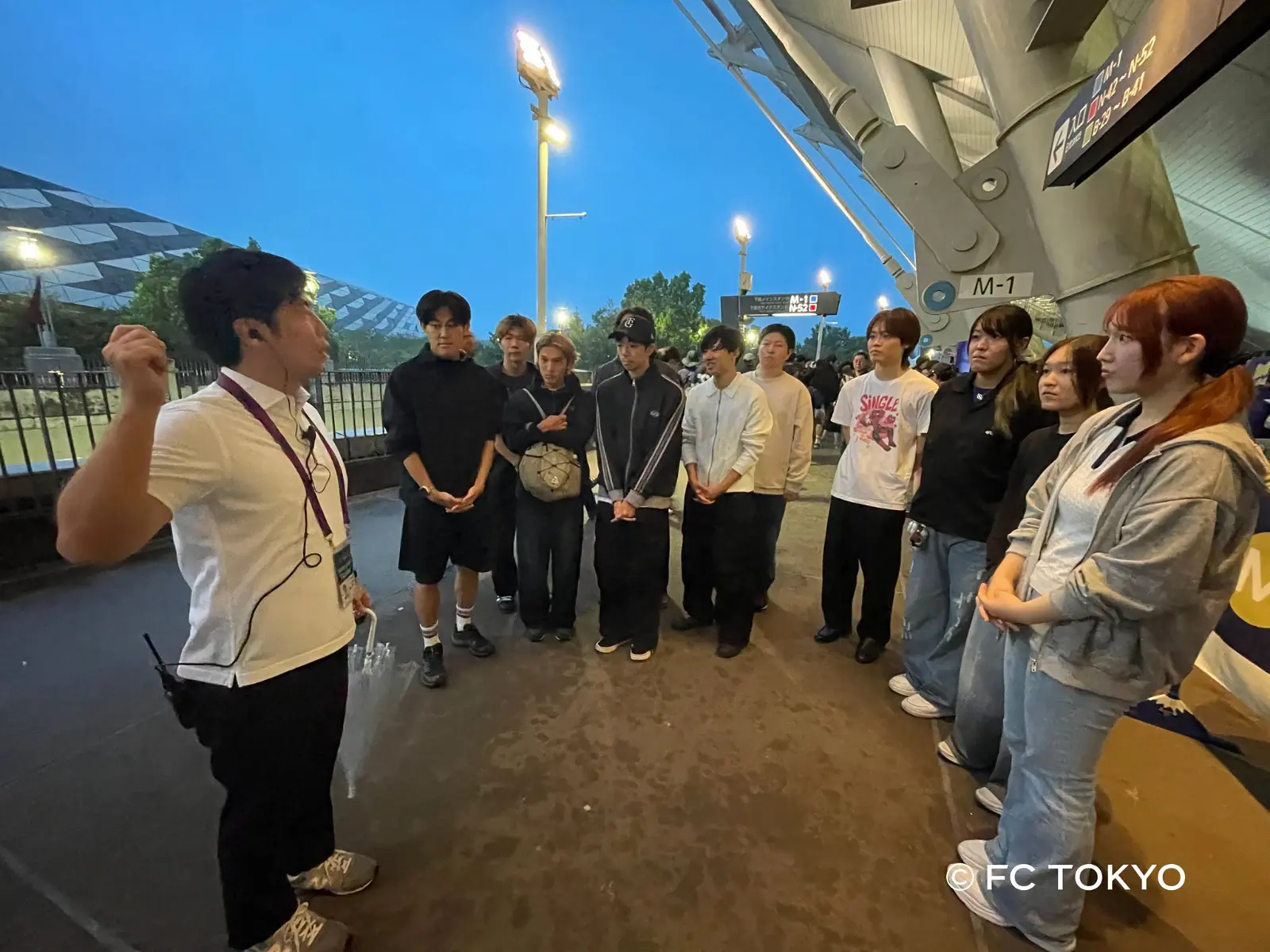 Sinh viên Đại học Teikyo thực hiện nghiên cứu thực địa tại trận đấu trên sân nhà của FC Tokyo