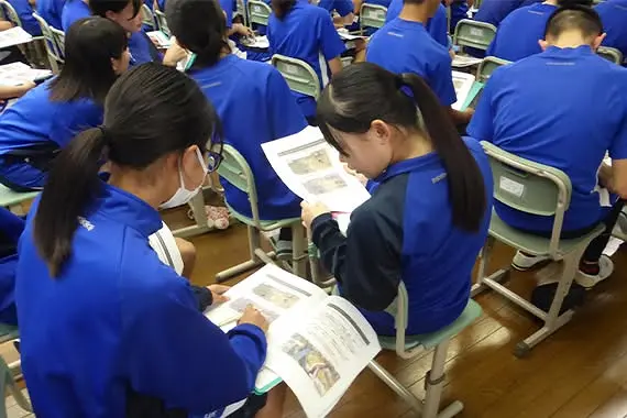 Sinh viên cao học chuyên ngành Chính sách Kinh tế Khu vực đứng lớp chuyên đề “Phòng chống thiên tai” cho học sinh THCS